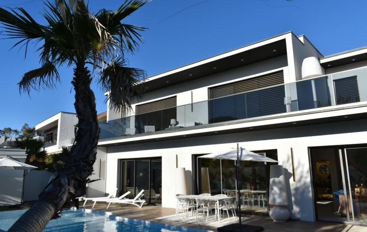 Villa LE GRAU-D'AGDE 190 m2 1 248 000 € Villa LE GRAU-D'AGDE 190 m2 1 248 000 €
